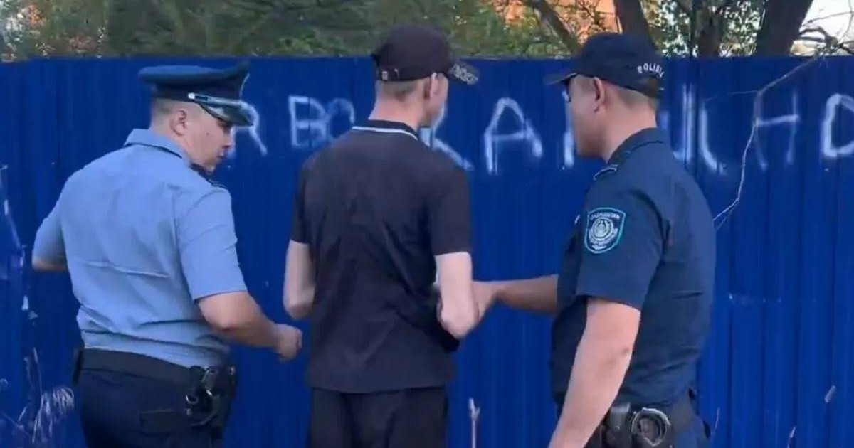 БҚО-да ғимарат қоршауына жазу жазған 19 жастағы жігіт қамауға алынды