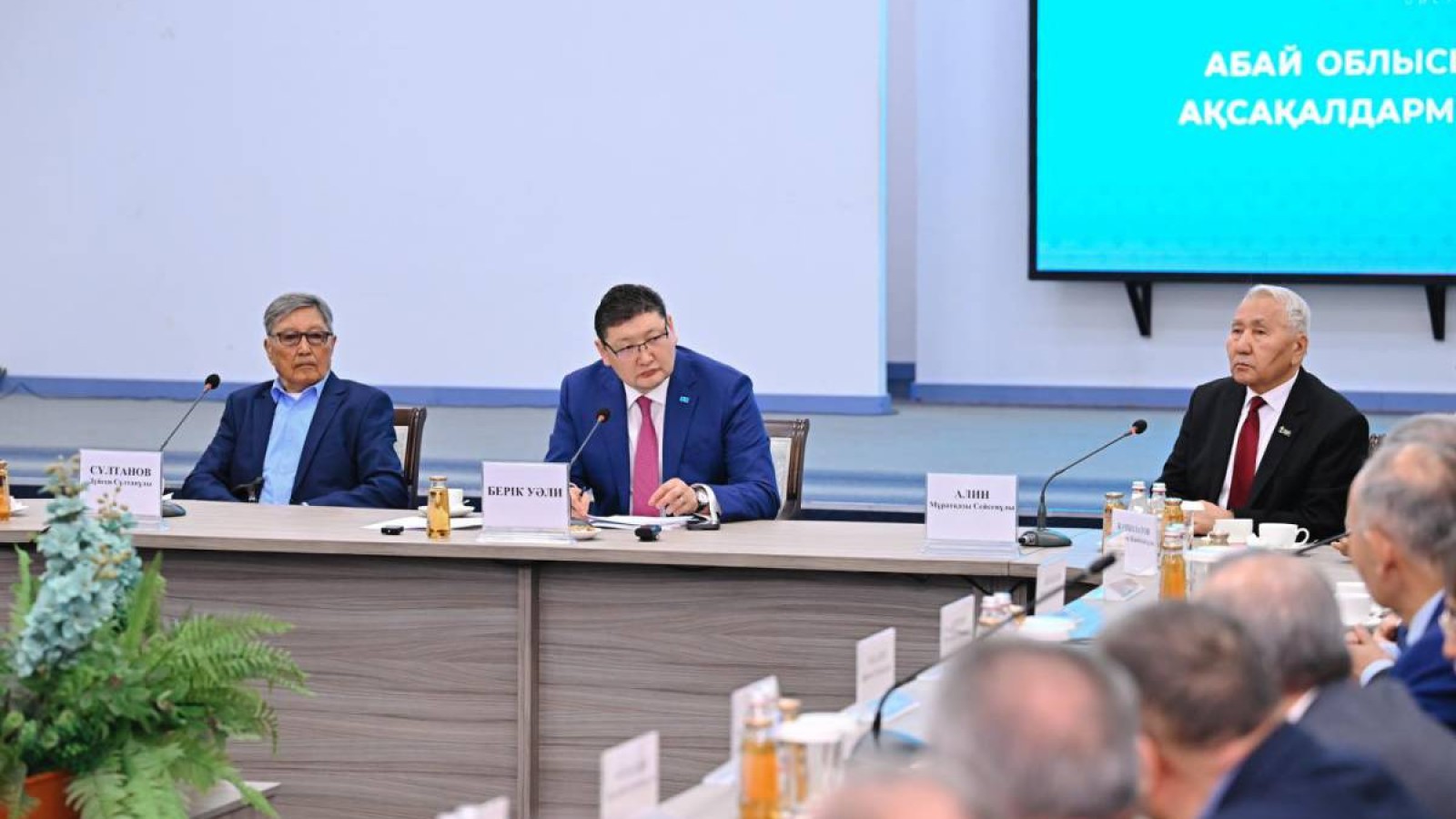 Абай облысының әкімі Берік Уәли аймақ зиялыларымен кездесті.