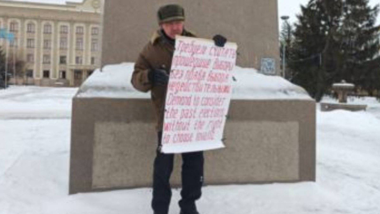 «Бізде тек бір партия»: Орал тұрғыны жалғыз адамдық пикетке шықты.