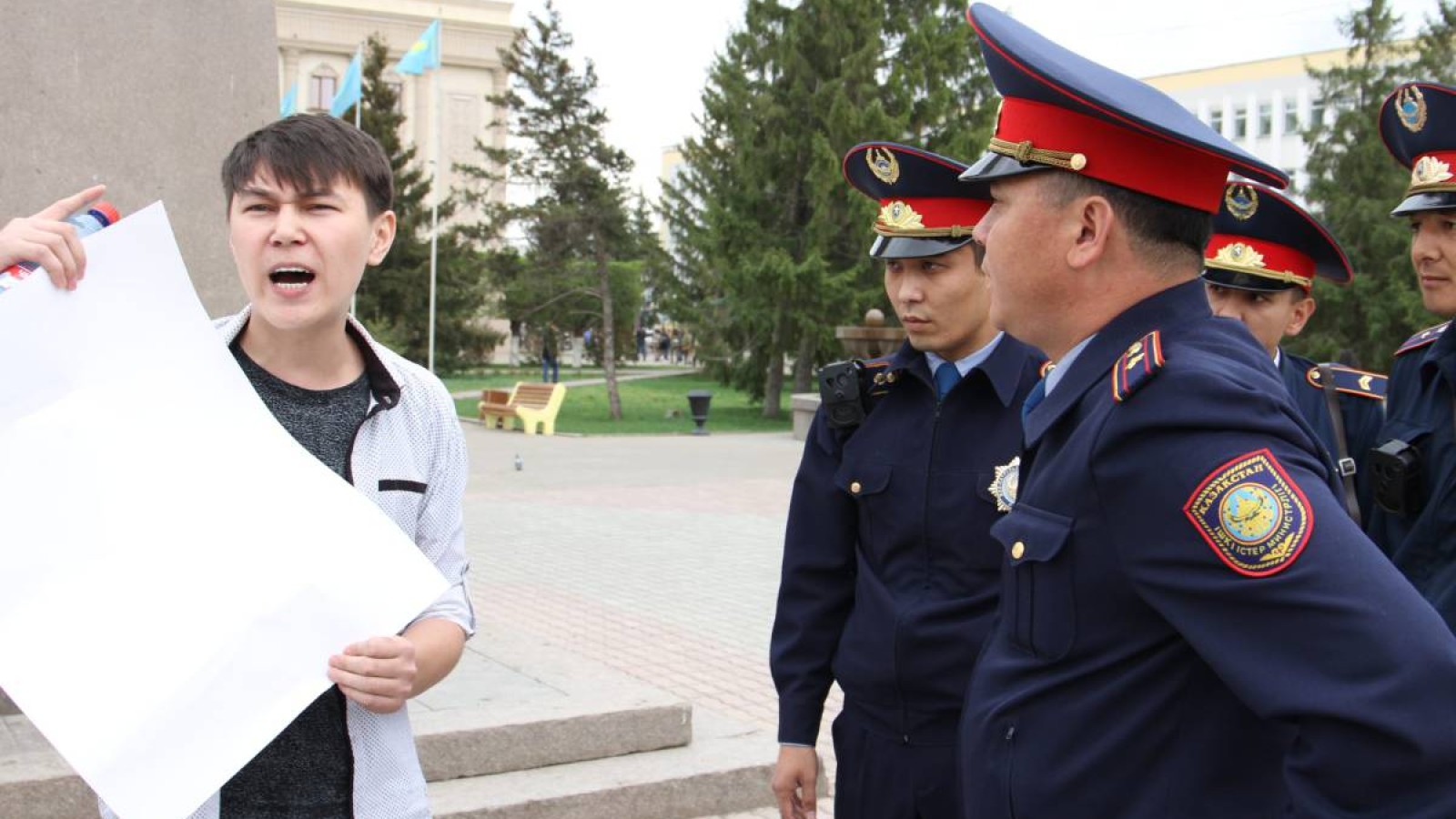 Оралда бос плакат ұстаған жігітті полиция ұстап әкетіп, плакатқа бірдеңе жазуын сұраған (видео).