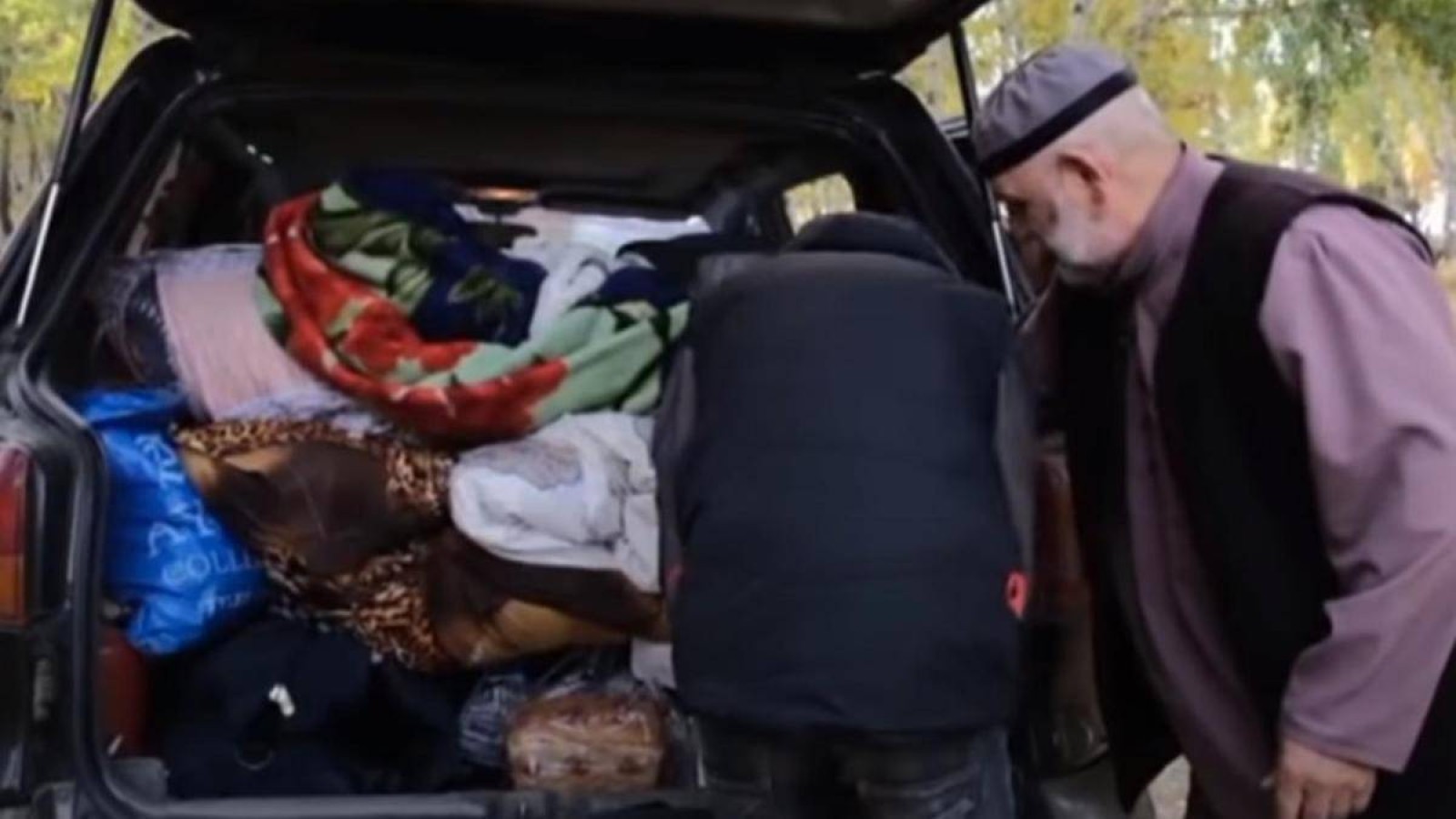 Көлікті күнелтуге мәжбүр болған отбасы.