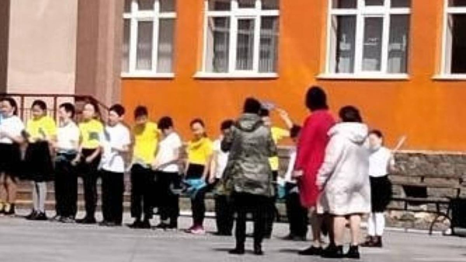 Петропавлда оқушыларды флешмобта тоңдырғандар ескертумен құтылды.