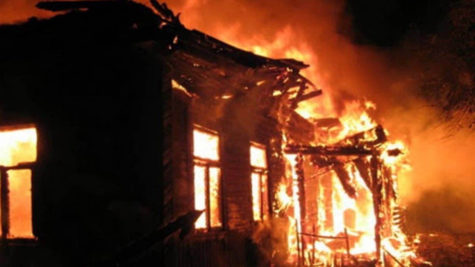 «Үш жасар бала бар»: Солтүстік Қазақстанда өртенген үйден төрт адамның денесі табылды.