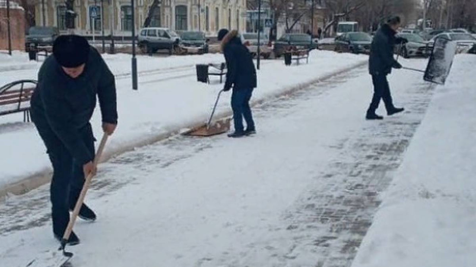 Павлодарда мәдениет қызметкерлері көшеде қар күреп жүр.