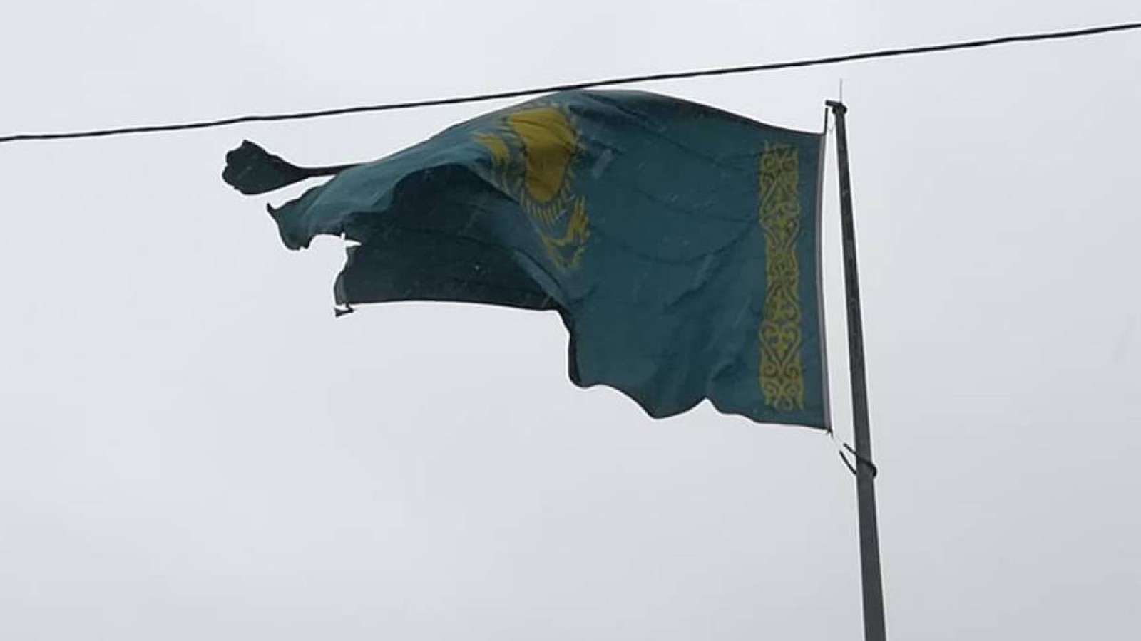 Павлодарда жыртылған ту желбіреп тұр.