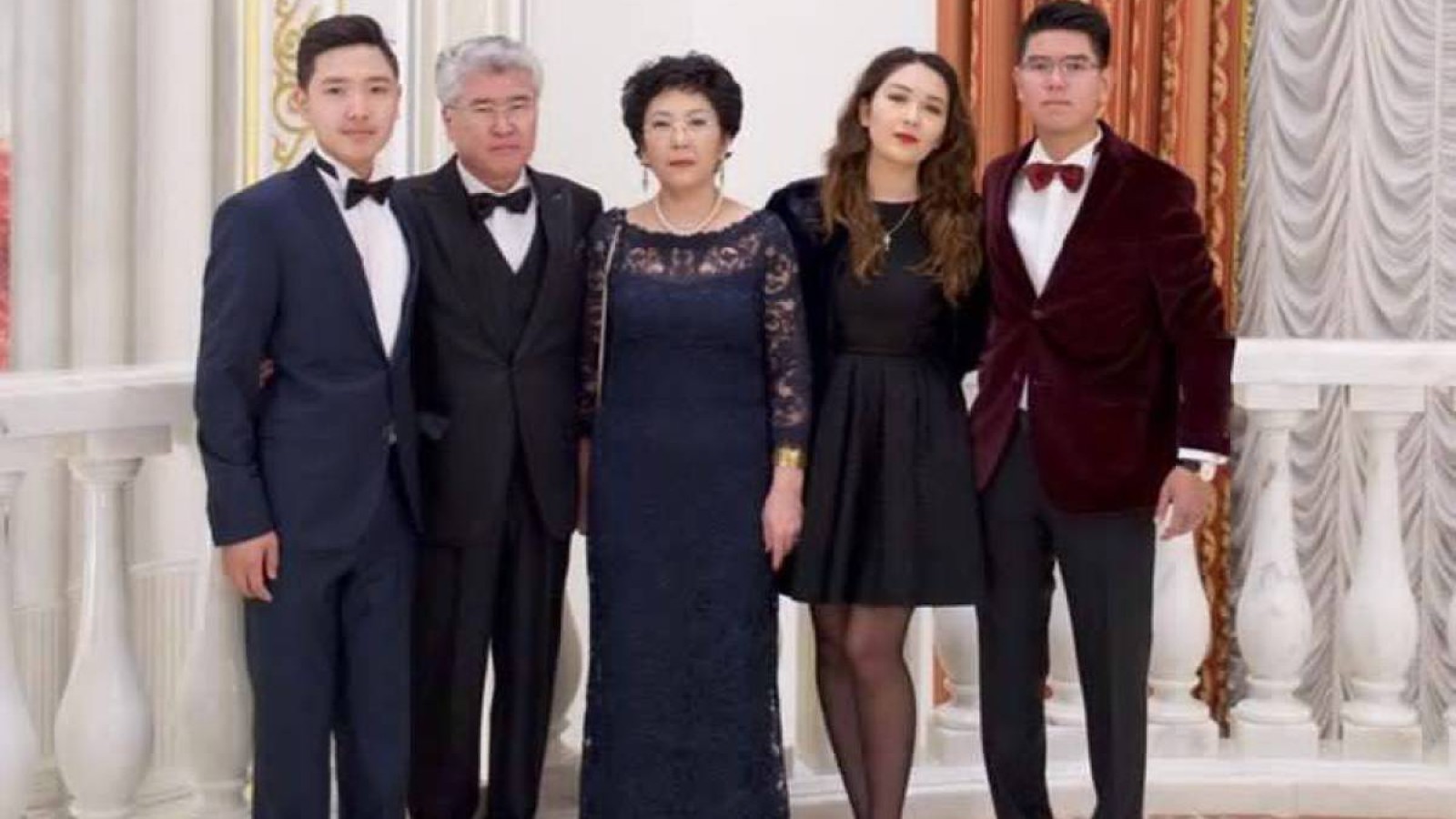 Арыстанбек Мұхамедиұлы 100 адам шақырып той жасаған.