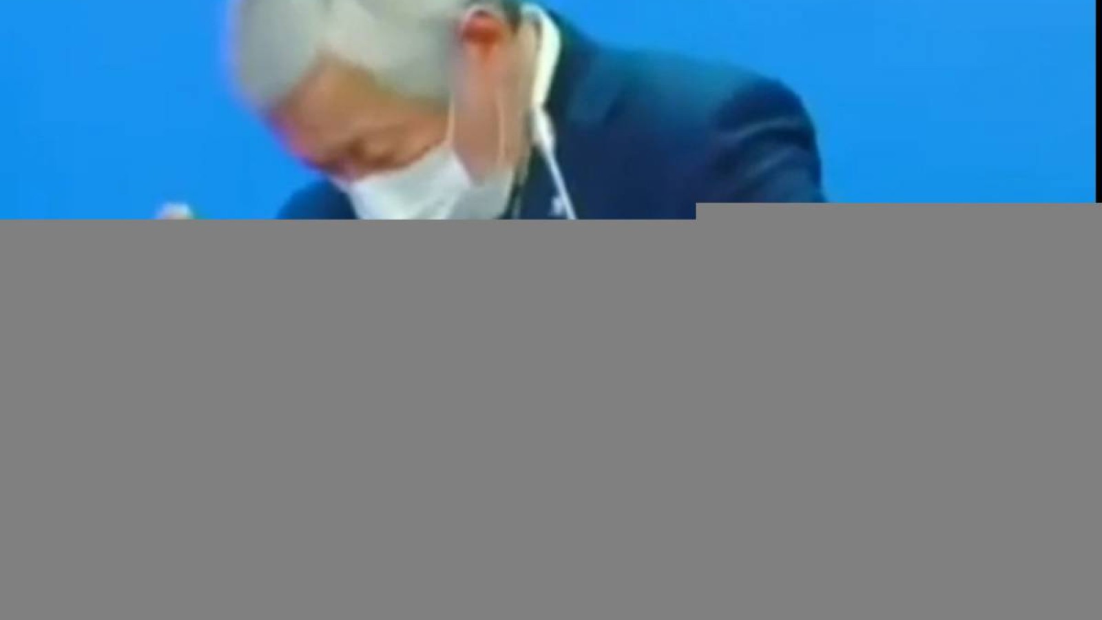 «Алсайшы ананы»: Сапарбаев мемлекеттік Елтаңбаны көтеруге еңкеймеді.