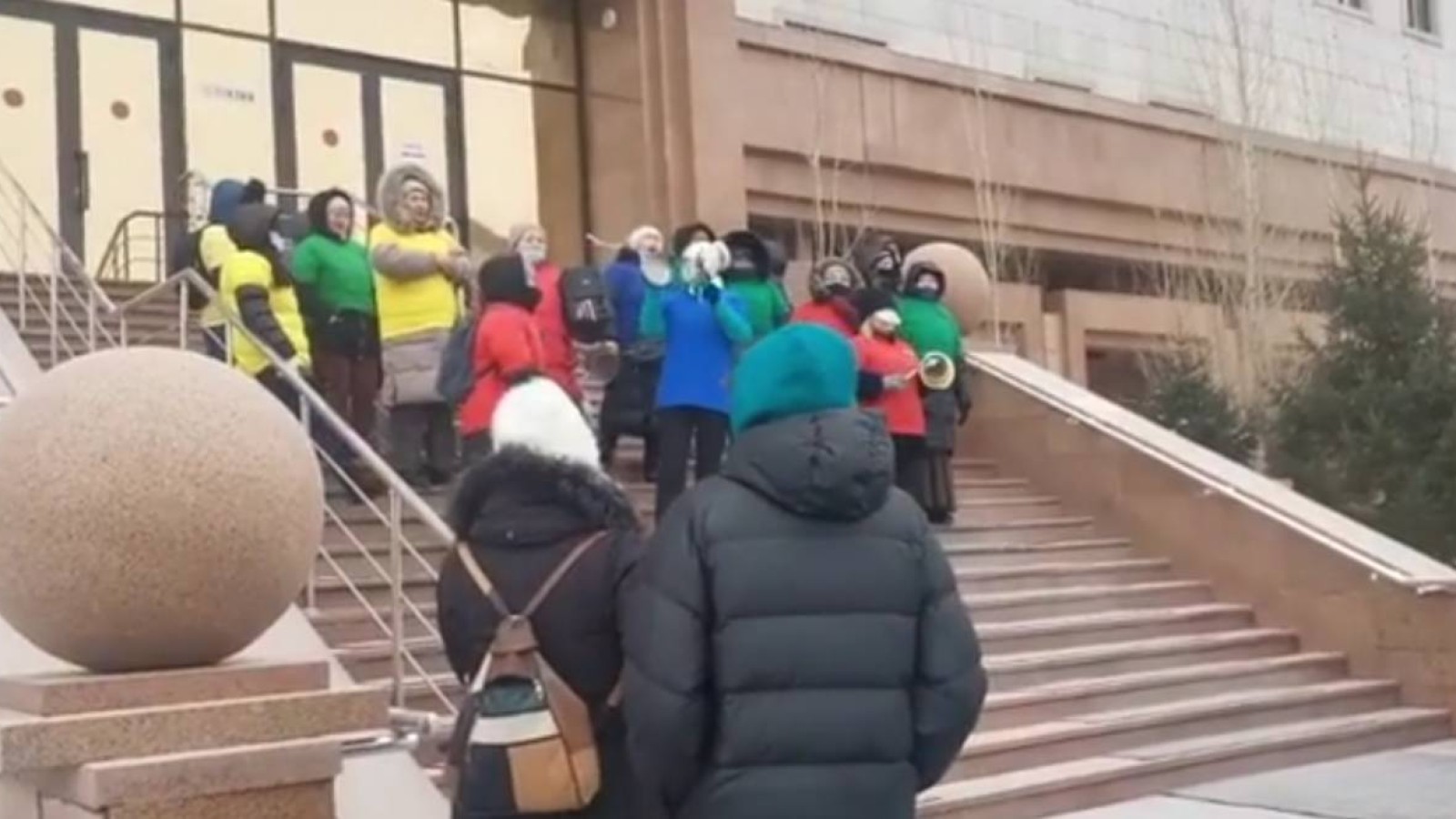 «Цой шықсын»: Түрлі-түсті футболка киіп, кастрюль ұстаған келіншектер министрге келеді.