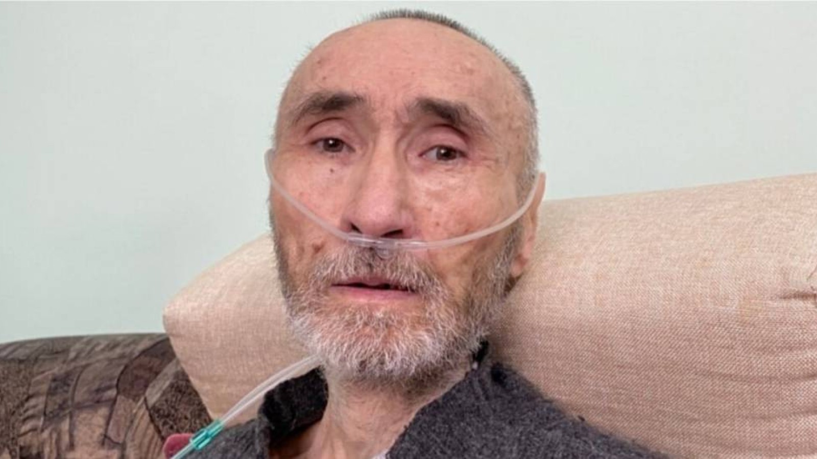 Арон Атабек көз жұмды.