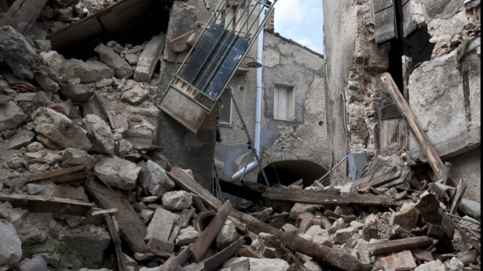 Шымкентте құлаған ғимарат астында қалған үш адам қайтыс болды.