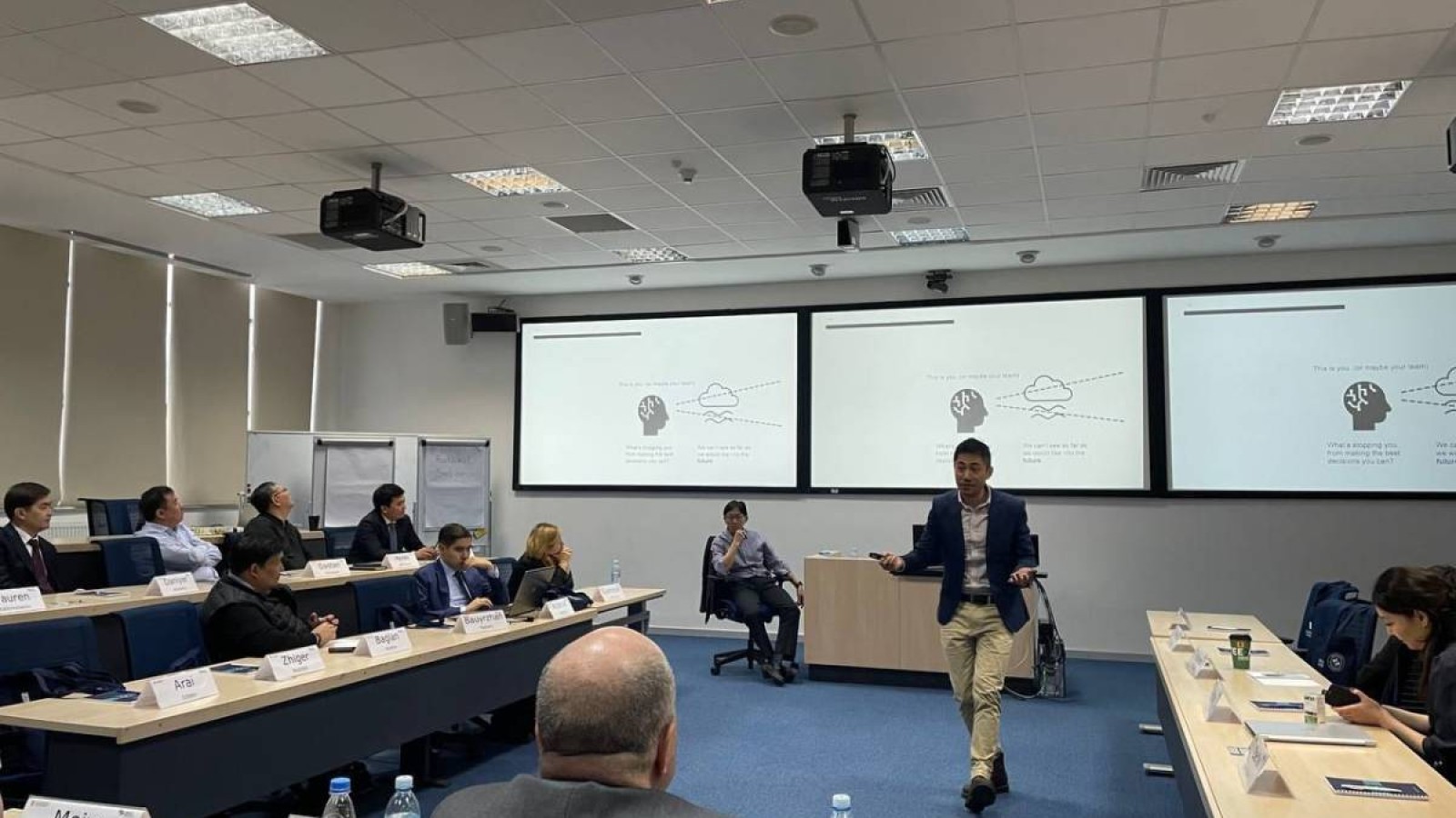 Жоғарғы лауазымды жетекшілер перспективалы ойлау мен жоспарлау бойынша білімдерін жетілдіруде.