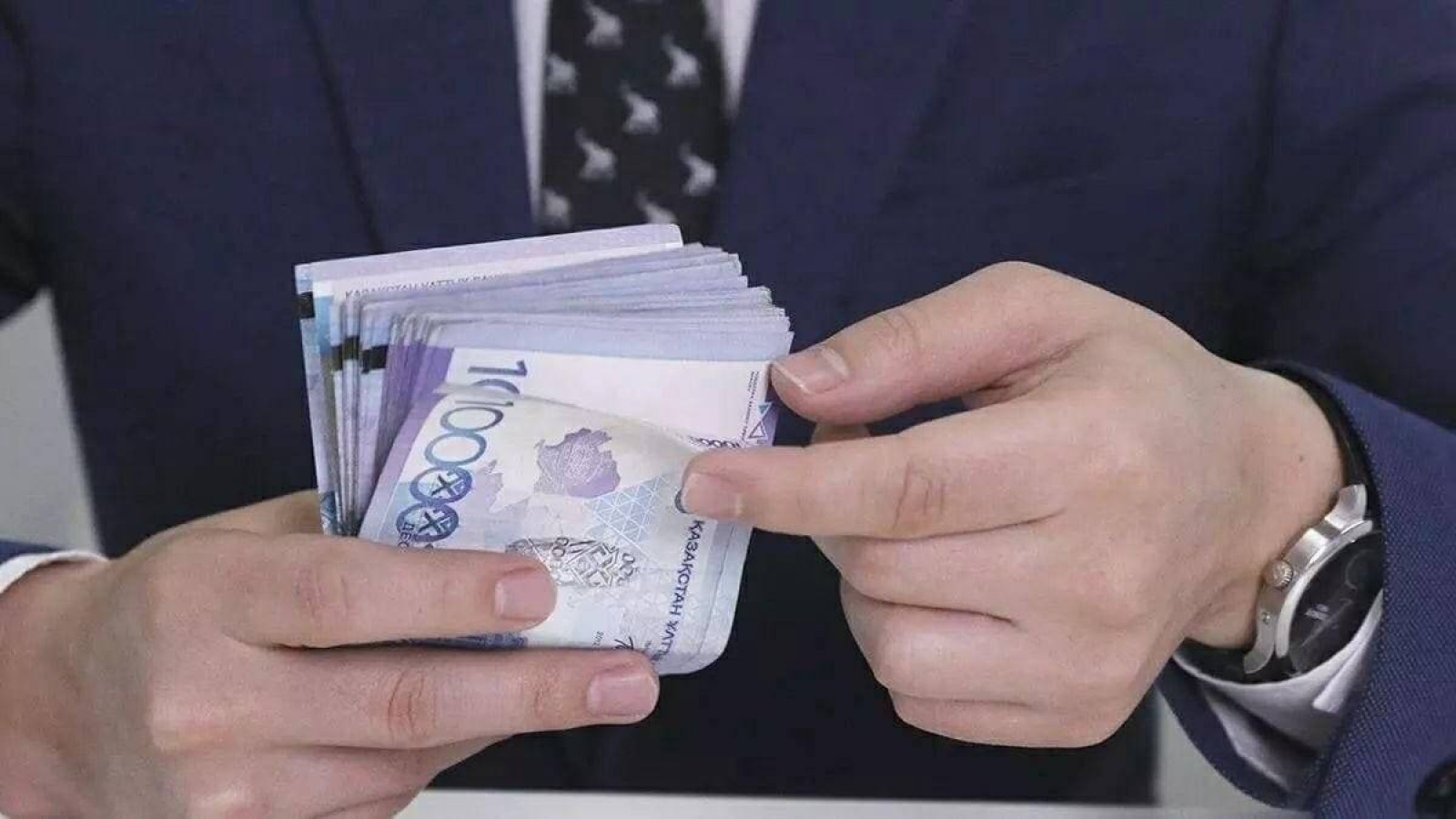 390 мың доллар. Жалған тексеруші пара алу кезінде ұсталды.