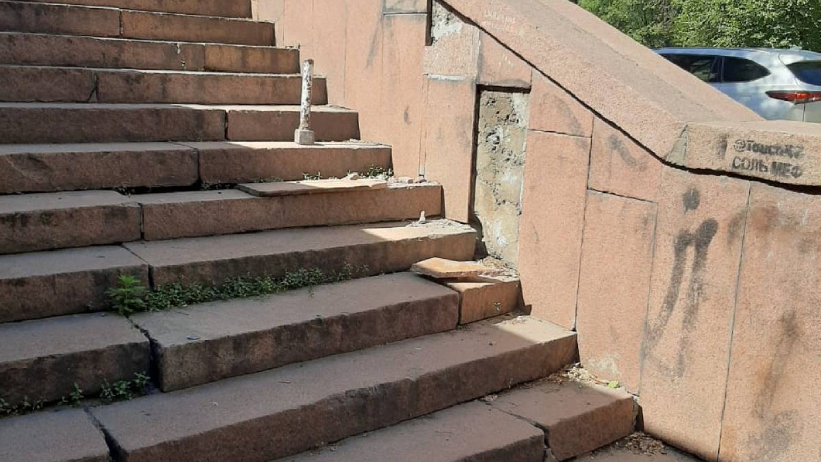 Сейфуллин көпіріндегі гранит плиталар тазарту үшін алынады, бүтін тастар орнына қойылады.