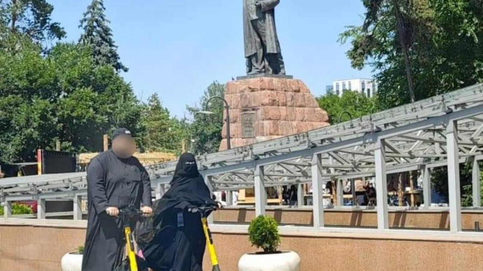 Қазақстанда қоғамдық орында хиджаб киюге тыйым салатын заң болады.
