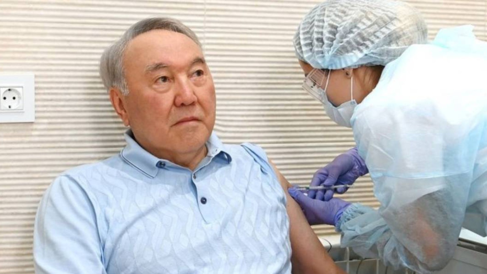 Назарбаев «Спутник V» вакцинасын алды.
