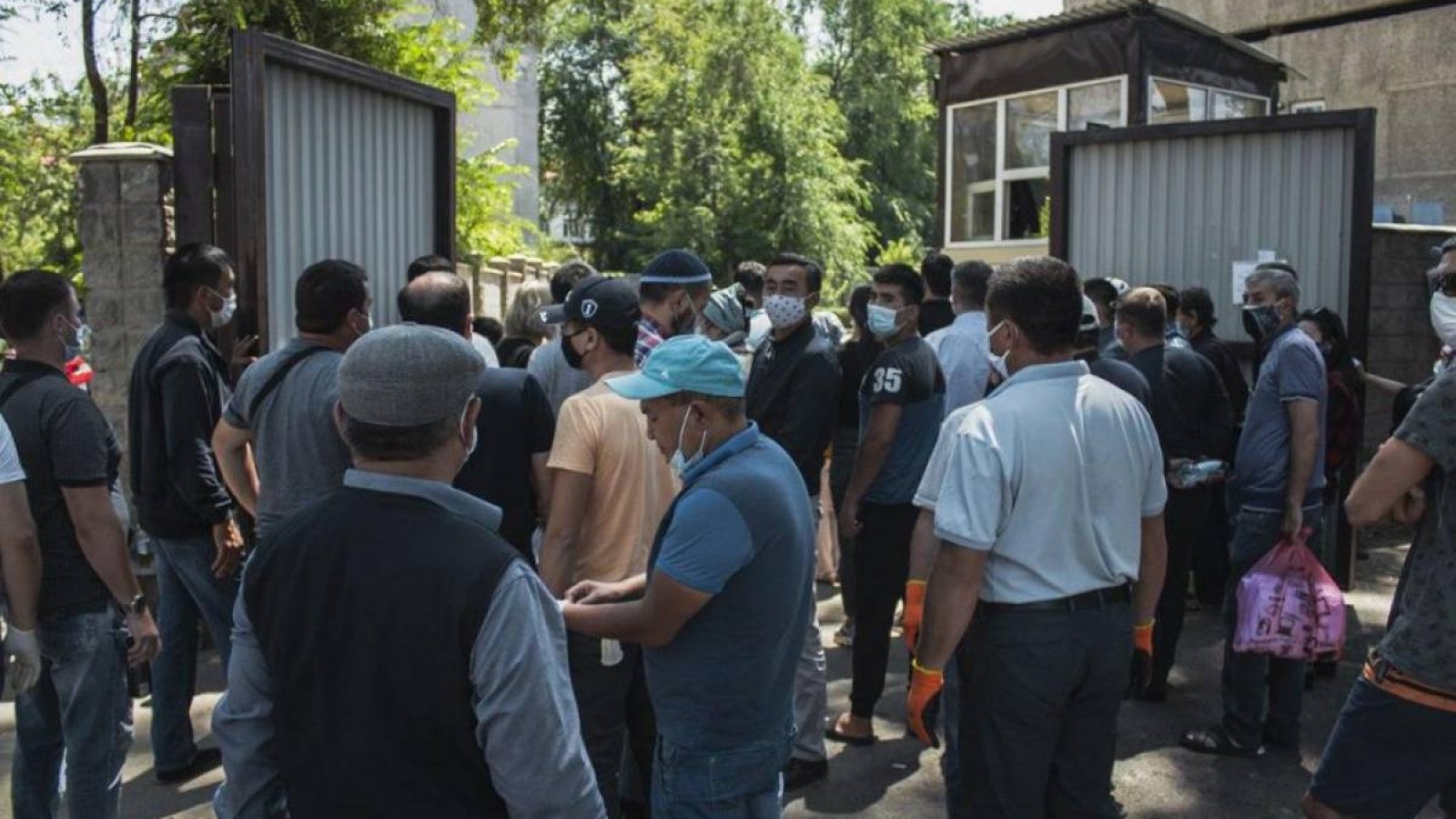 Адамдар мәйітханалар алдында сағаттап кезекте тұр.