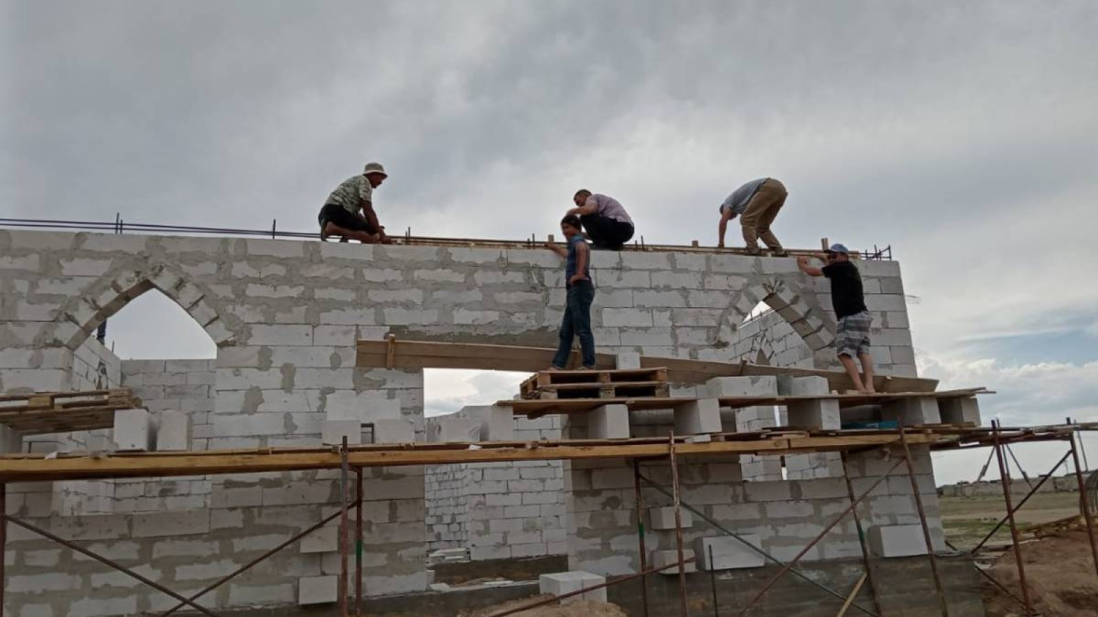Азан даусын аңсаған жарылғаптықтар өз күштерімен мешіт салуды бастады.