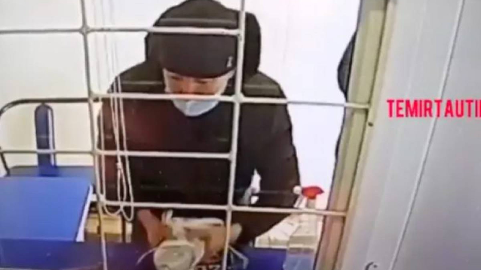 Қарағандыда кассирге бензин шашып, ақша талап етті.