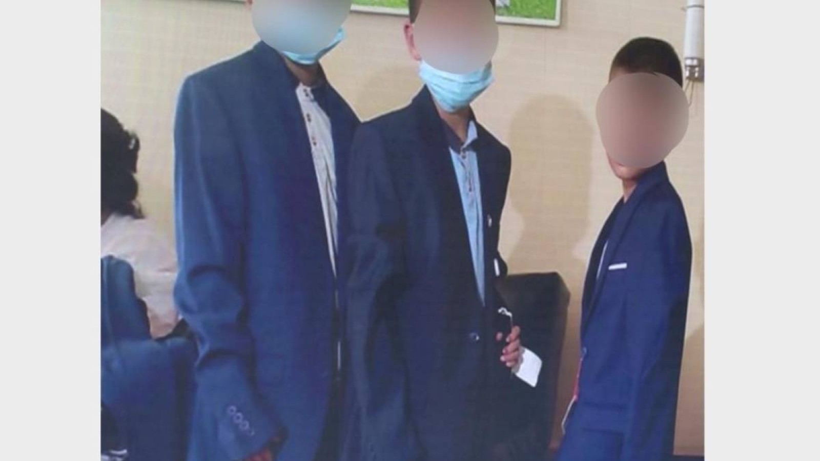 Түркістандық шенеуніктер мұқтаж балаларға ересектердің киімін үлестірген.