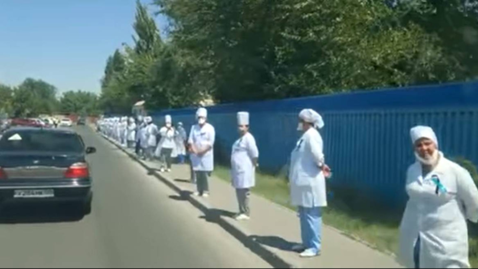 Дәрігерлерді жол бойына тізіп қойған бас дәрігер жауапқа тартылады.