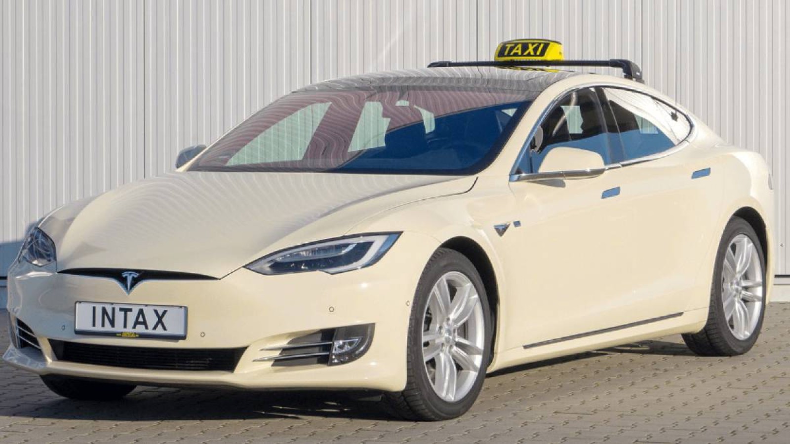 Tesla пилотсыз такси қызметін келесі жылы қосады.