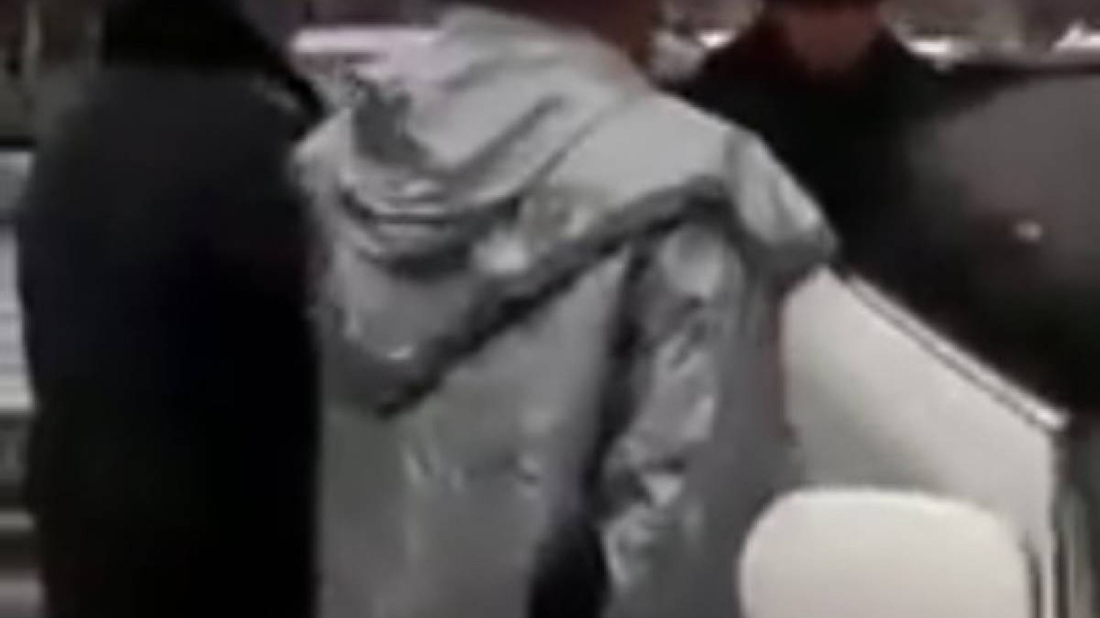 Мектеп әжетханасын күзетпегені үшін мұғалімді полиция ұстады (видео).