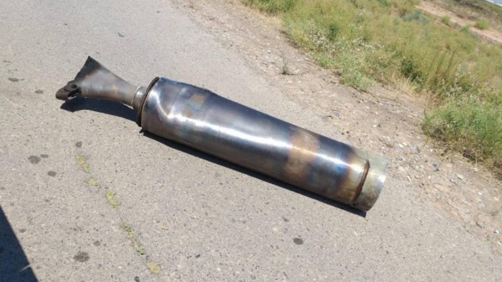 Арыстағы жарылыс: Қару-жарақтың сынықтары жол бойында шашылып жатыр (фото).