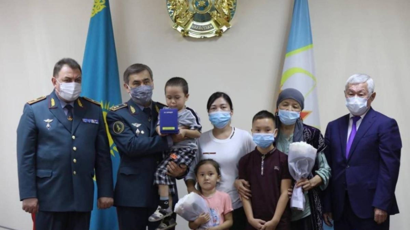 Ермекбаев жарылыстан қаза болғандардың туыстарына наградалар табыстады.