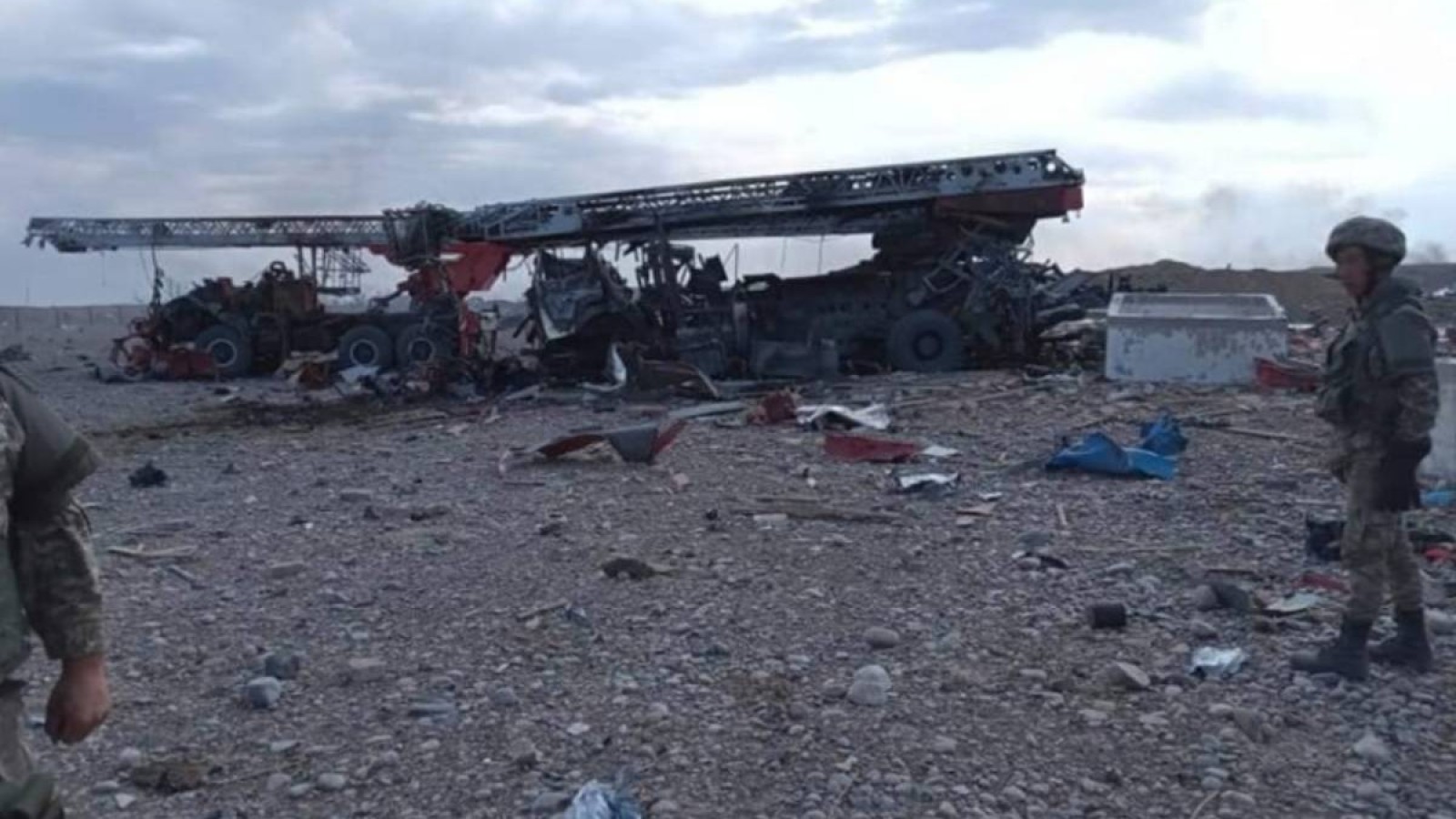 Өрт сөндірушілер шындығынан кейін қорғаныс министрлігі ақталуға көшті.