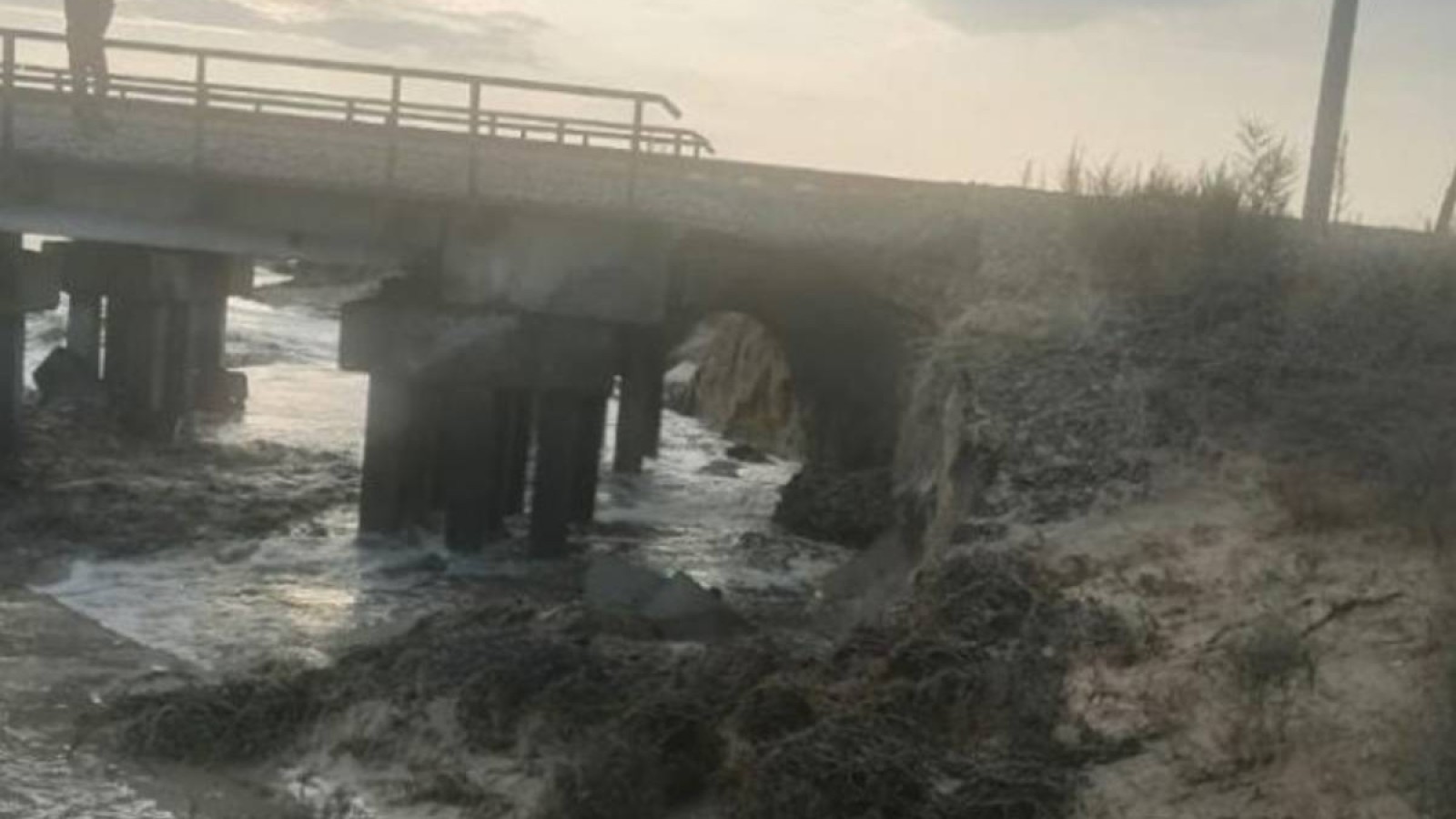 Жамбылда жаңбыр суы көпірді шайып кетті.