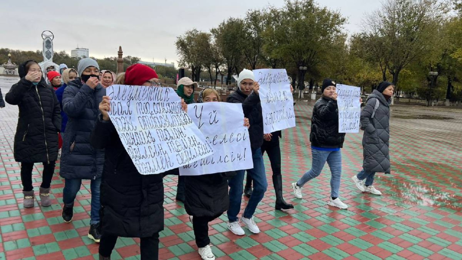 Атырауда әлеуметтік талап қойған әйелдер әкімдікке барды.