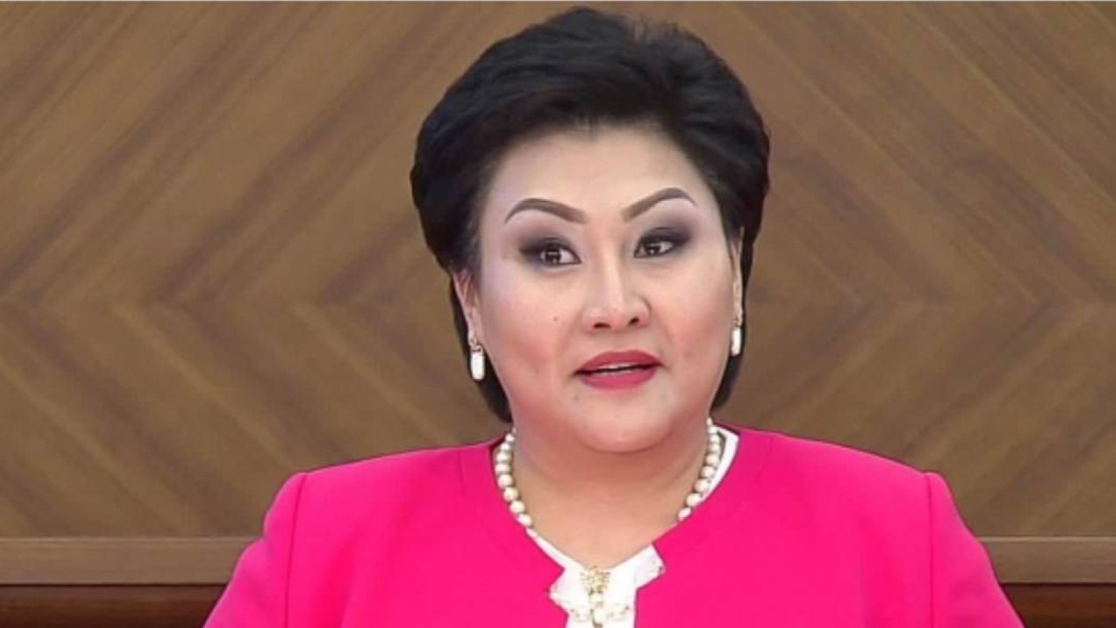 «Екі баласы бар, жалғызбасты әйел»: Сот Хаменованы не үшін үйқамаққа жібергенін түсіндірді.