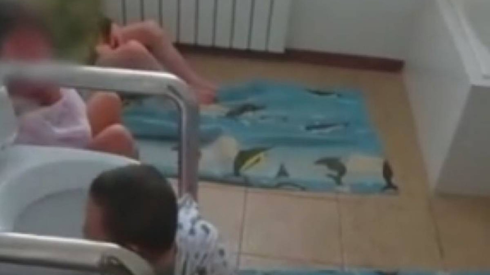 Атырауда мүгедек балаларды унитазға байлап қорлағандар сөгіс алумен құтылды.