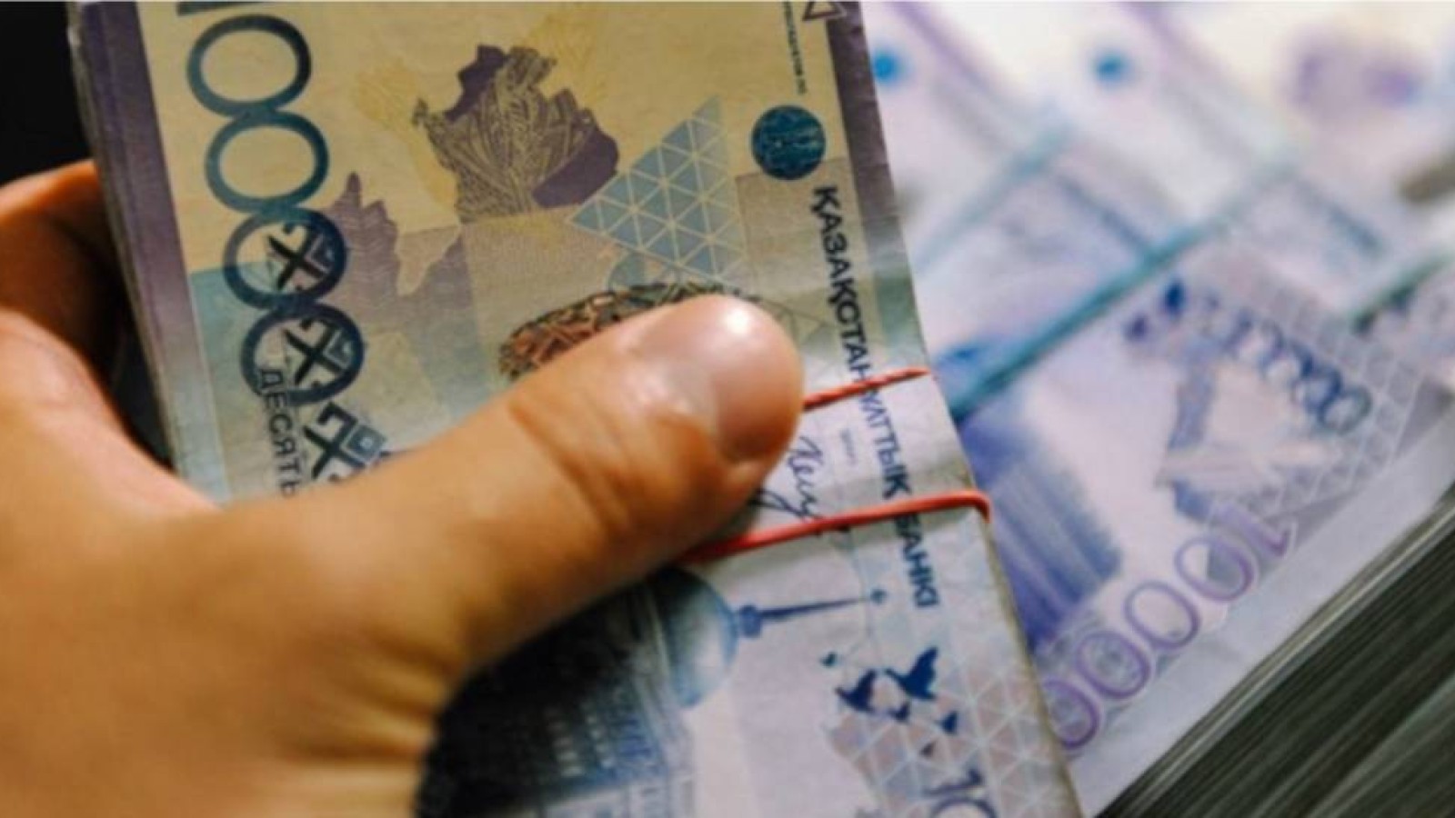 Атырауда ұлына бюджет қаражатынан екі миллион теңге жалақы төлеген депутат істі болды.