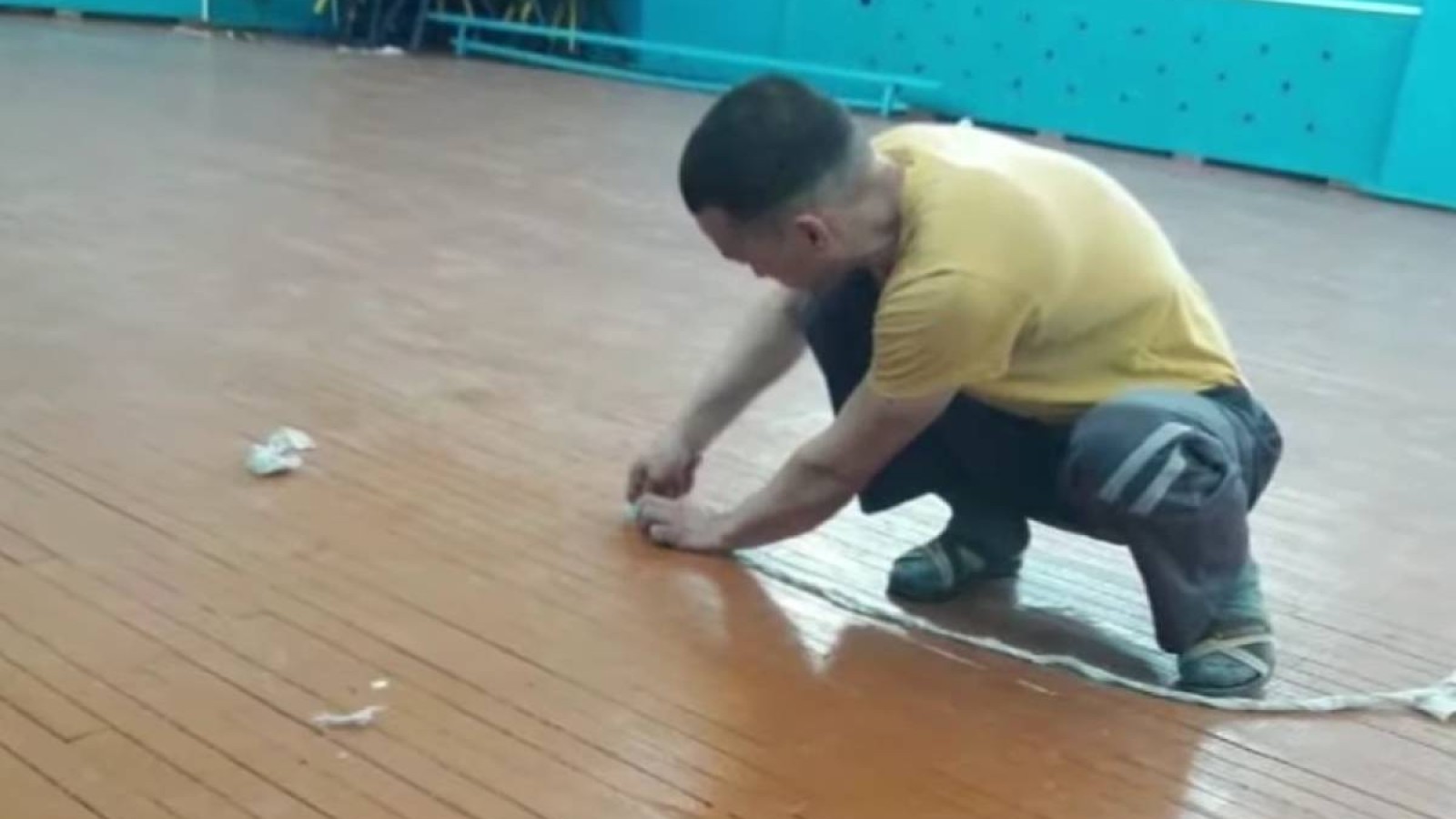 Атырауда жөндеуден өткен мектеп еденін мұғалімдер жамап жатыр.