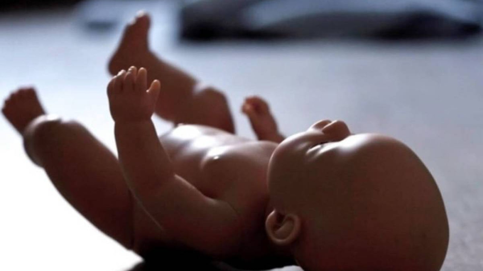 Атырауда бесінші баласын қоқысқа тастаған ананың соты басталды.