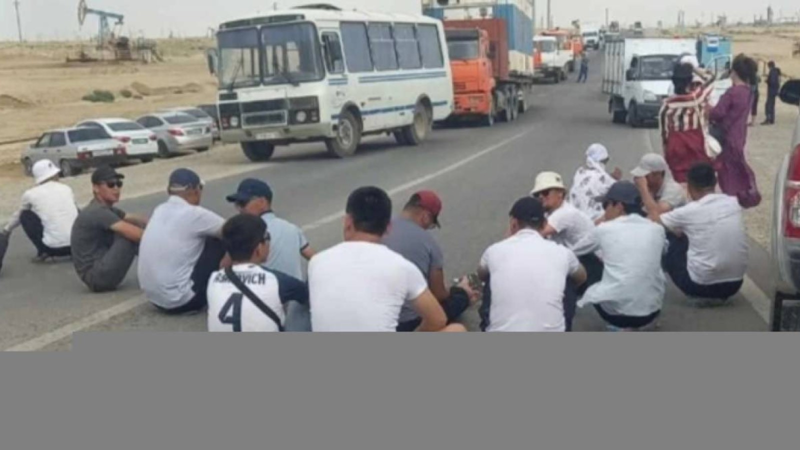 Жұмыс сұраған Маңғыстау тұрғындары жолға отырып алды.