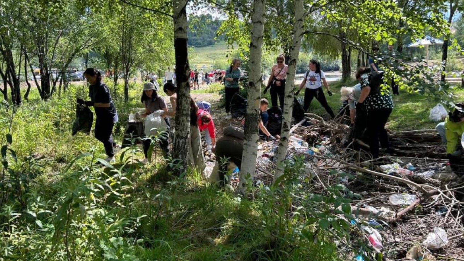 «Журавлиха» өзенінің жағасынан 2 тоннадан астам қоқыс шығарылды.
