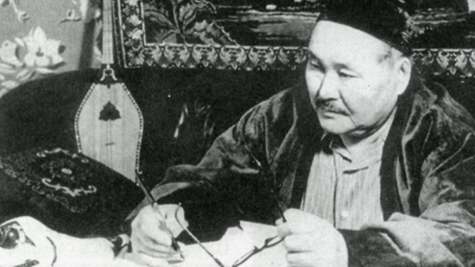 «Сәбит Мұқанов КГБ қызметкері болған, жерлестерін өз қолымен атқан».