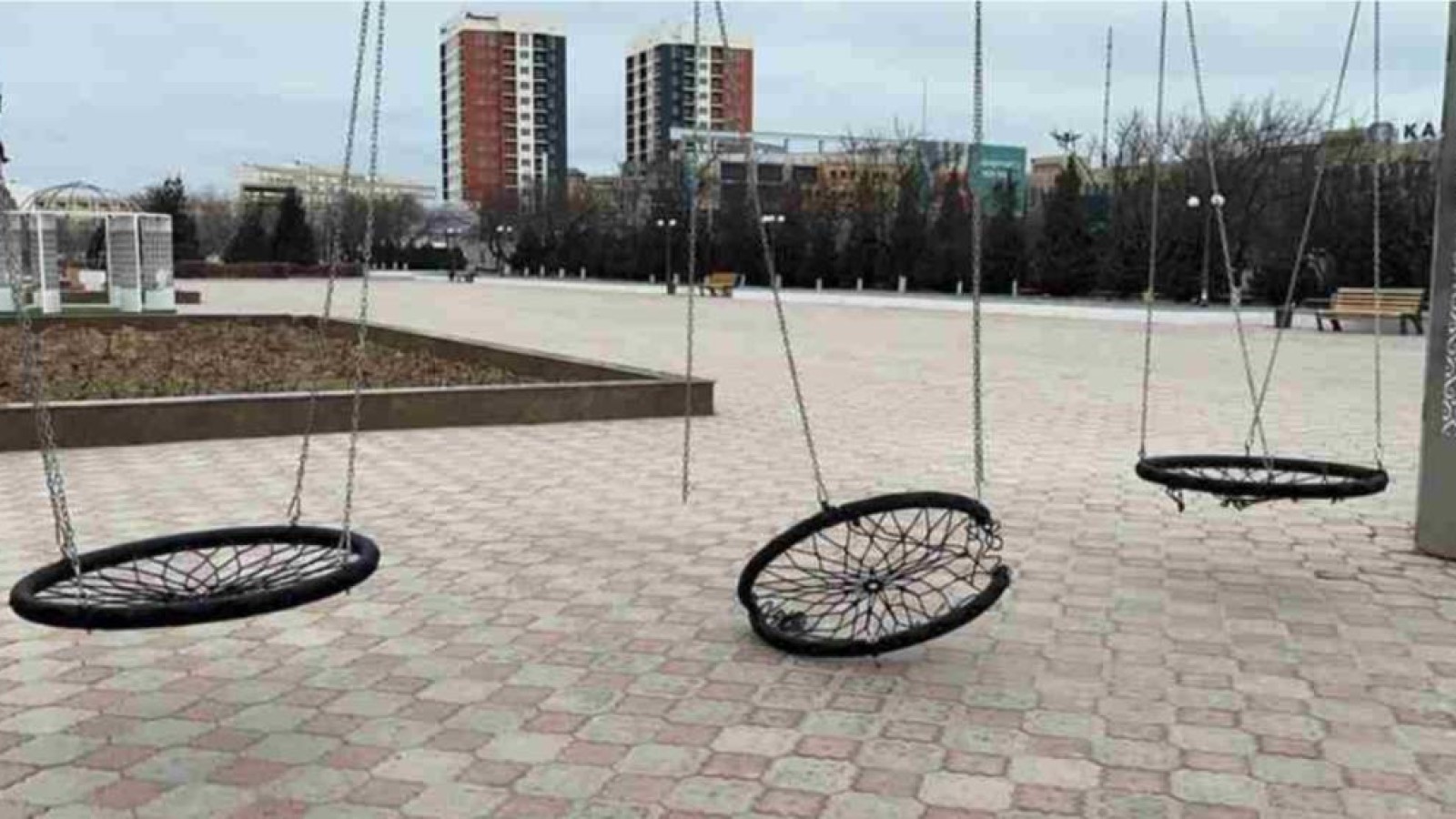 Ақтауда 2,5 миллион теңгеге салынған әткеншектер қирап жатыр.