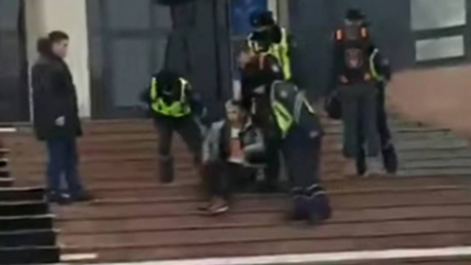 Өскемен әкімдігінен аялдама сұрап келген мүгедек жігітті жеті полицей далаға шығарып жіберді.