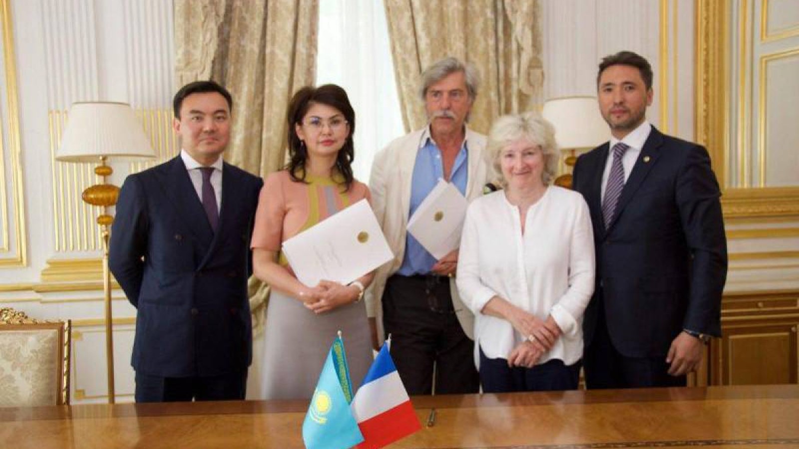 Қазақ әдебиетінің антологиясы үш тілде жарық көрмек.