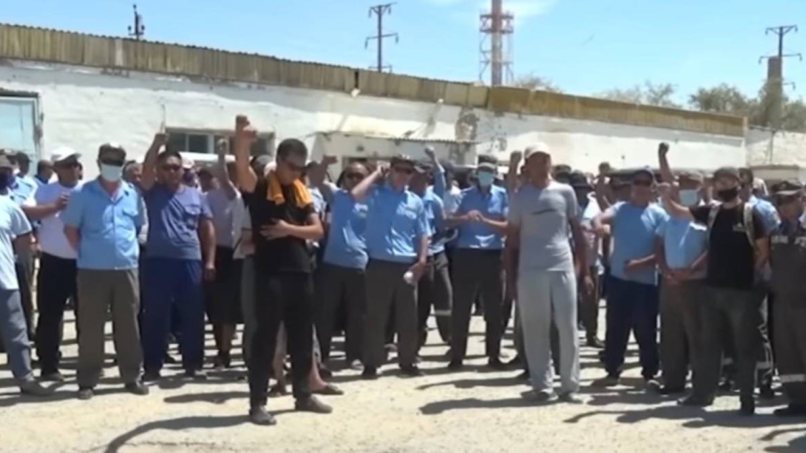 Жаңаөзендік жұмысшылар еңбек дауымен наразылыққа шықты.