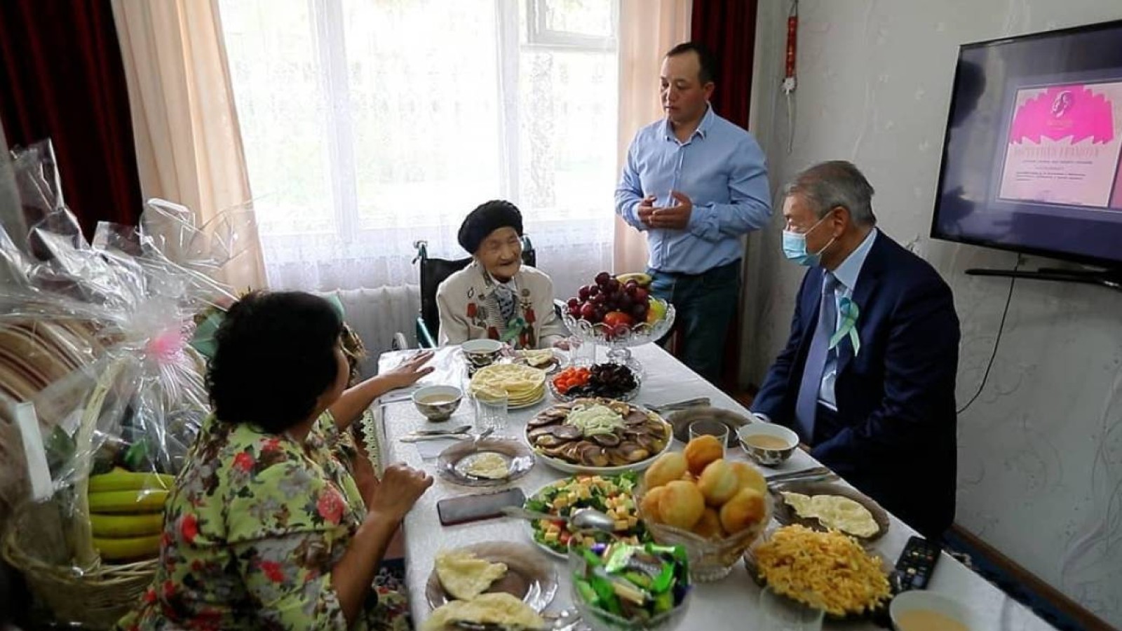 Даниал Ахметов тізімнен шығарылған тыл ардагерінің алдына барды.