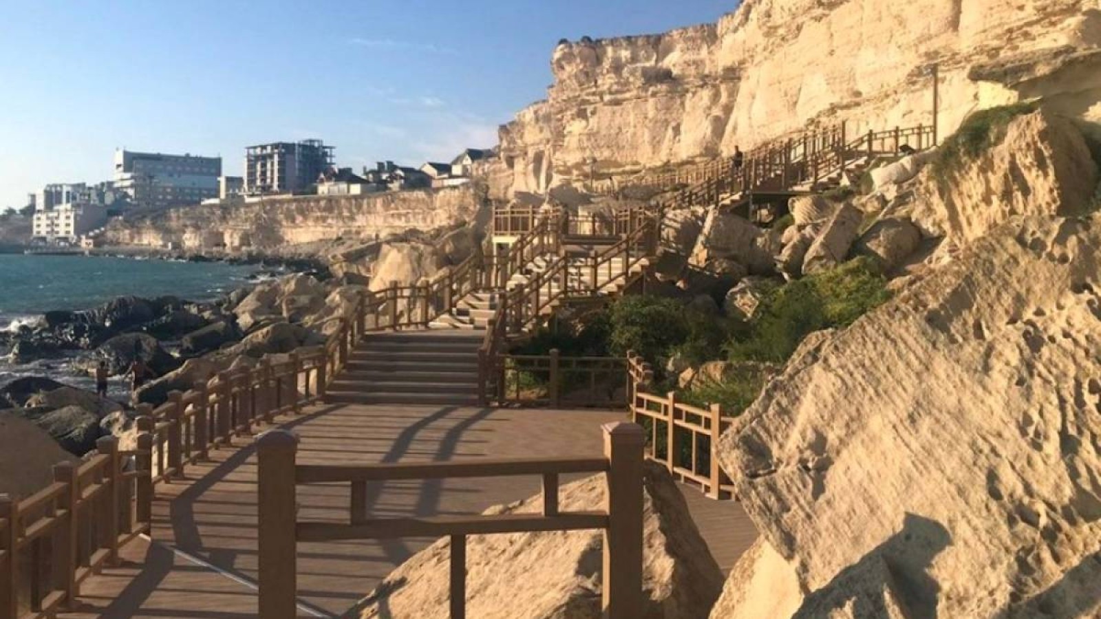 Ақтауда жартас арасынан 19 жастағы қыздың денесі табылды.