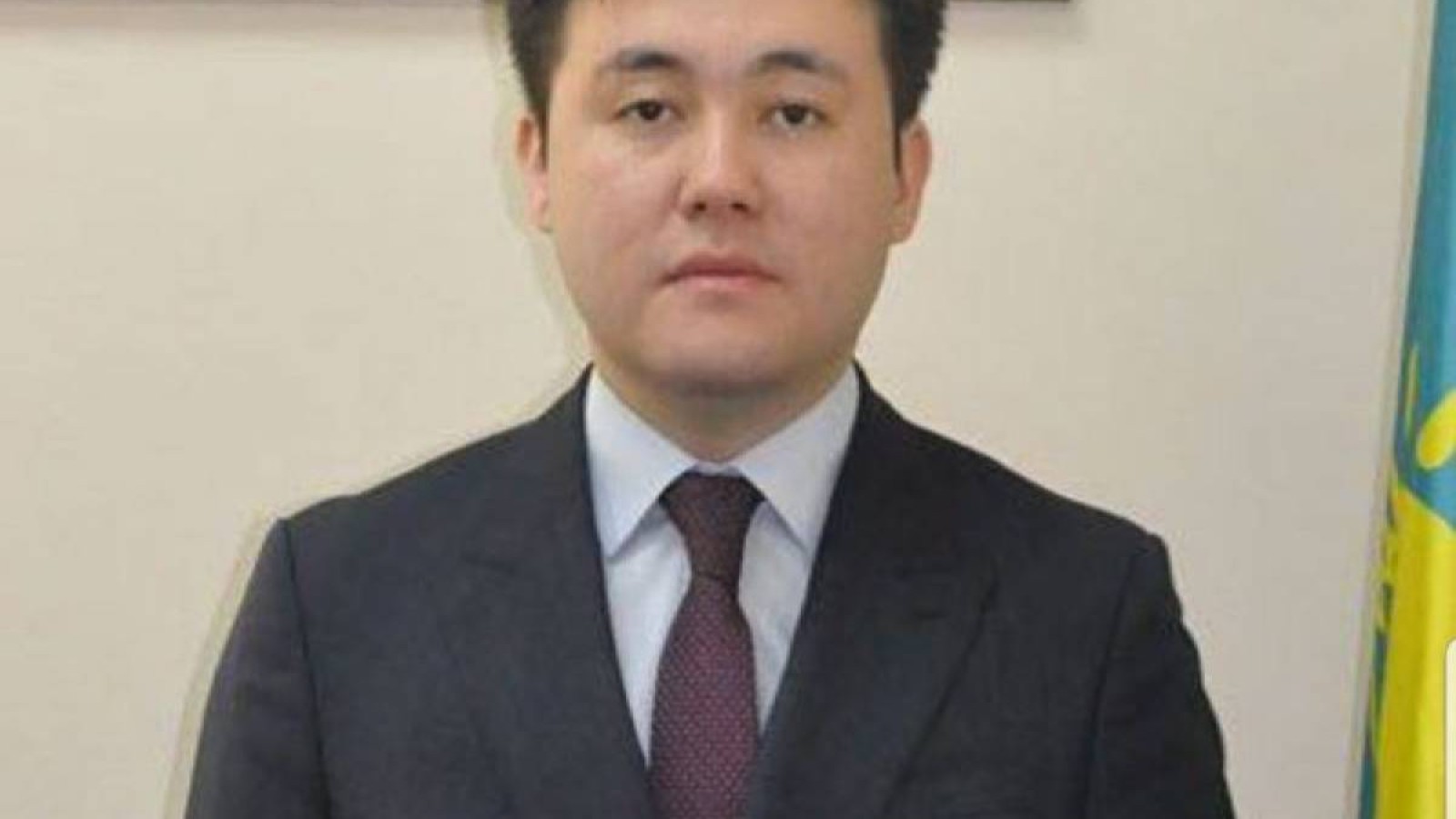 Масаң күйде қоғамдық орынға барған шенеуніктің басы дауға қалды.