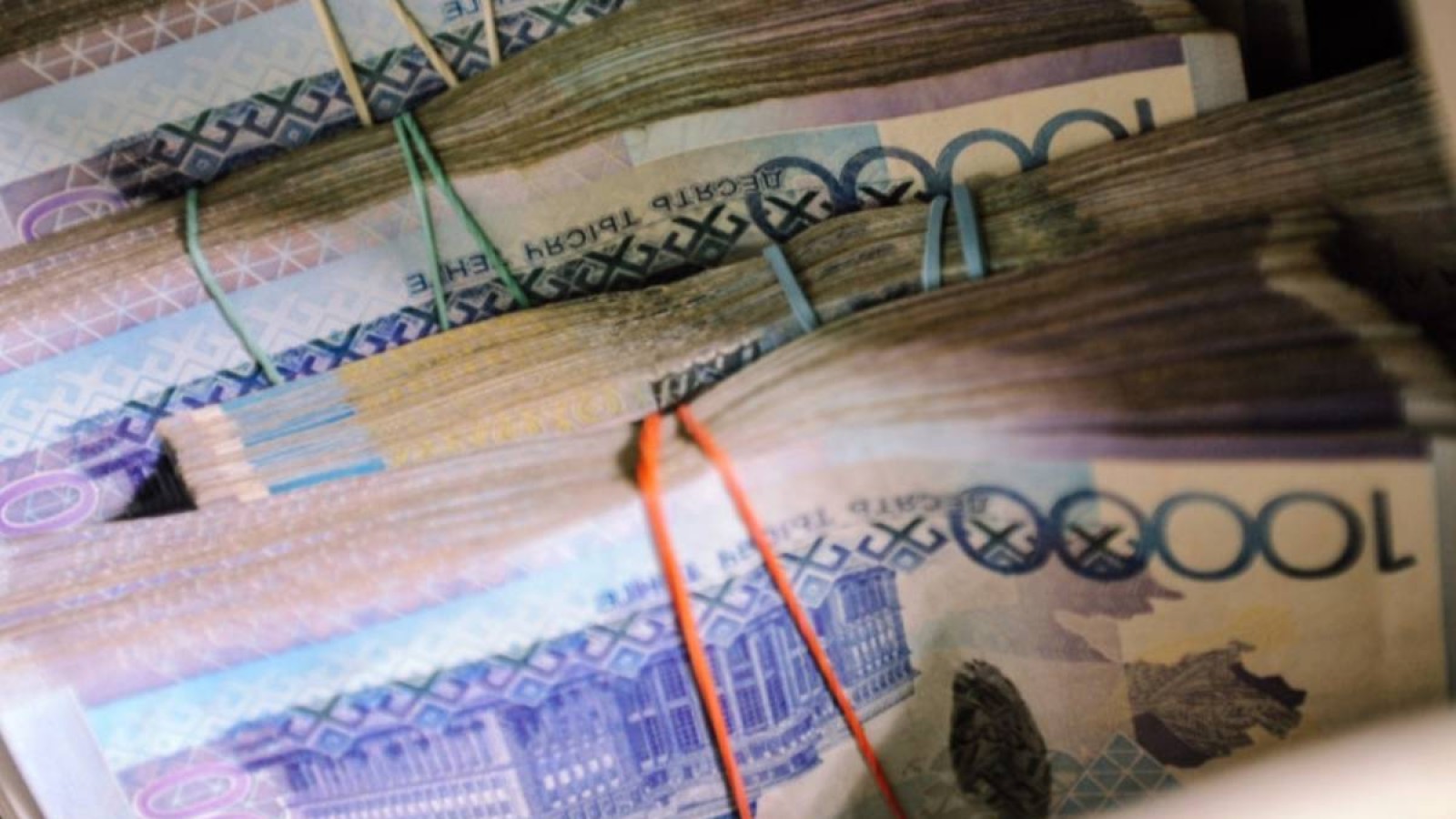 Маңғыстаулық тұрғын 5 млн теңгемен көшеде ұйықтап қалған.