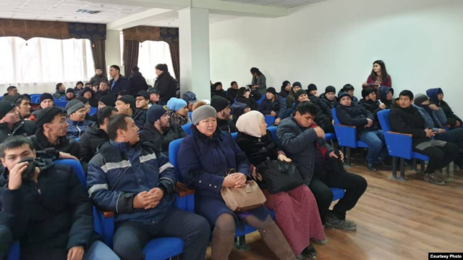 200-ге жуық Жаңаөзендік жергілікті әкімдікке талап қойып отыр.