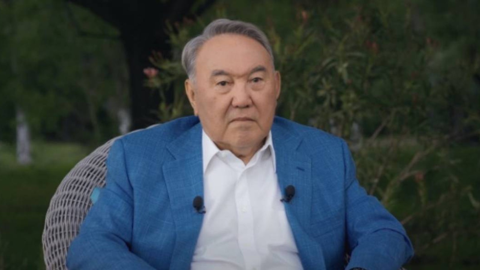 АҚШ президенті Назарбаевтың сыйлығын хатшының аяғының астына төсеген.