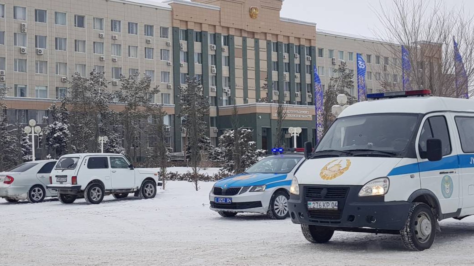 «Қымбатшылықтан қиналдық»: Ақтөбеде белсенділерді полиция ұстап жатыр.